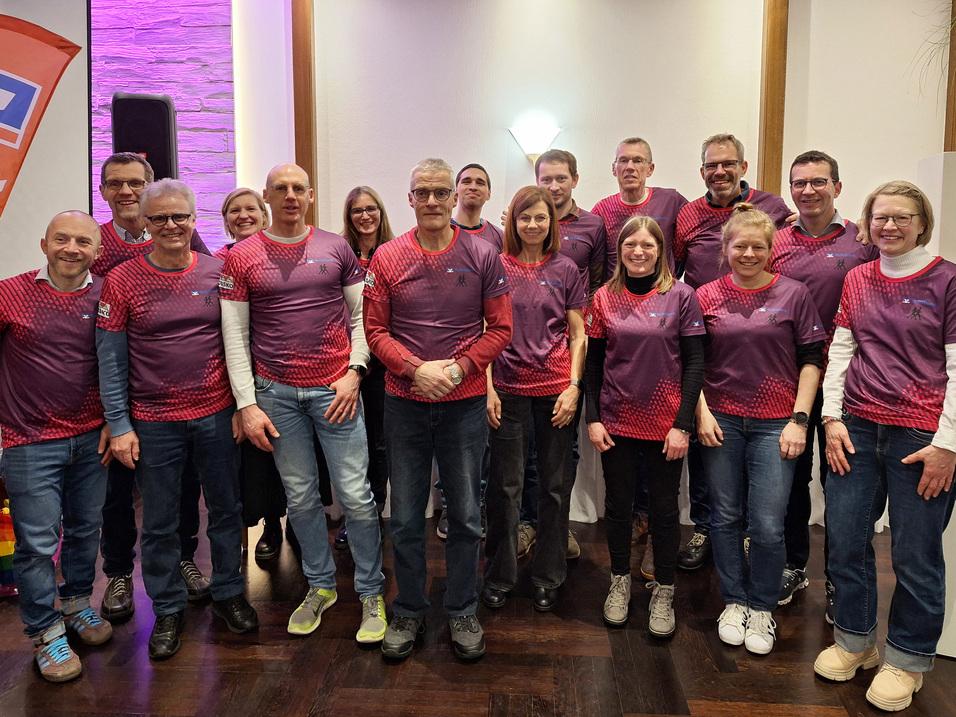 Gruppenfoto Siegerehrung Volksbank-Cup Laufserie 2025