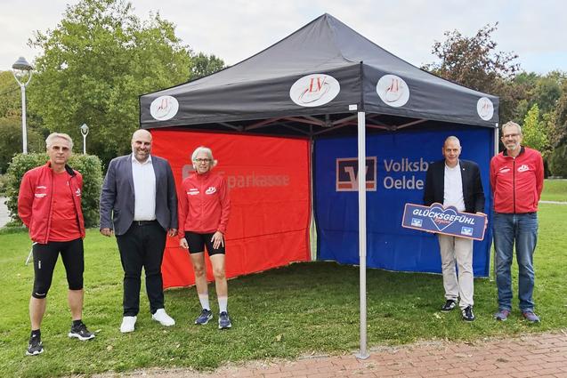 Zelt&uuml;bergabe an den LVO mit dem Vorstand und den Sponsoren der Sparkasse M&uuml;nsterland Ost und der Volksbank