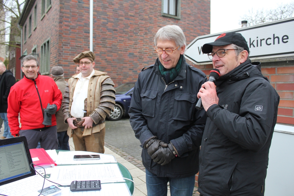 Moderator Egon Jürgenschellert im Gespräch mit Bürgermeister Karl-Friedrich Knop, neben dem Burggrafen und Hauptorganisator Sven Kalläne.